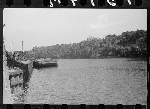 Photo riverfront harbor scene - harbor,
