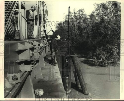 1983 press photo barges - photo,