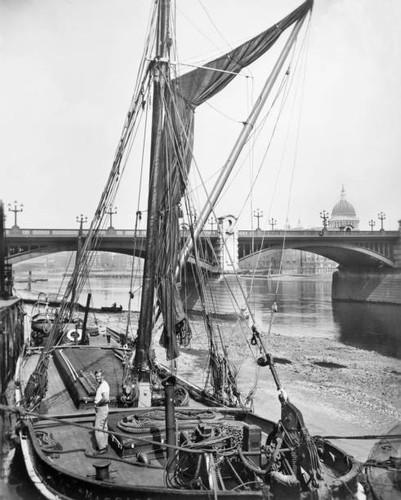 River barge southwark - river,