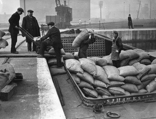 1922 dock workers - 1922, loading