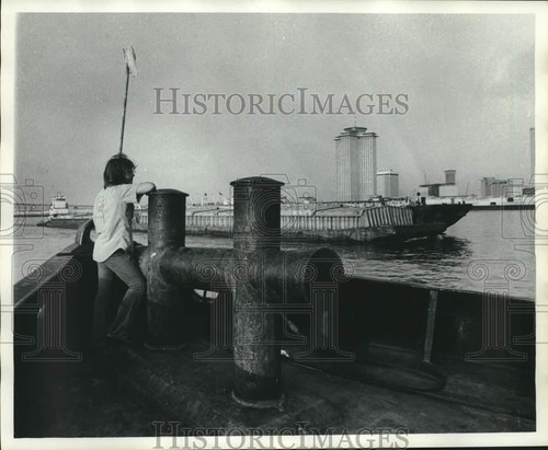 1974 press photo man - photo, watches