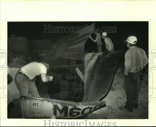 1984 press photo men inspect - 1984,